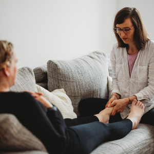 doula frau schwanger füsse sofa